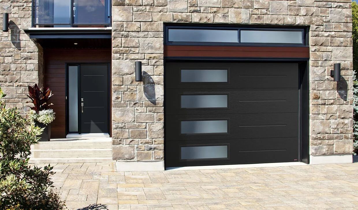 Vous trouverez ici les détails les plus pertinents de notre Porte de garage contemporaine Laval