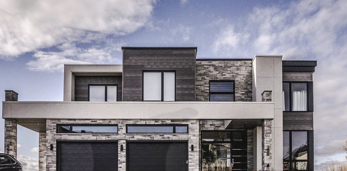 Maison contemporaine avec fenêtres, porte et portes de garage noires
